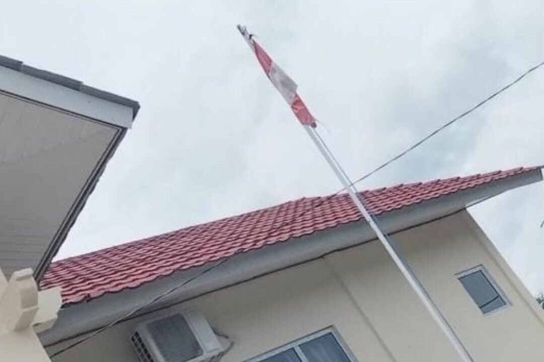 Diduga, Miris! Bendera Kusam dan Robek Berkibar di Halaman Sekolah SMAN 1 Rajabasa, Ada Sangsi Jika Sengaja Dibiarkan.