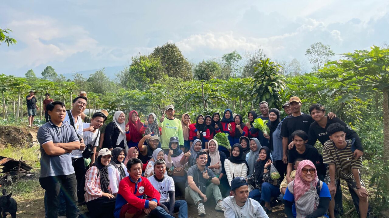 Kades Muaramaung Kunjungi Contoh Kebun PKK di Desa Pagar Dewa kecamatan Jarai.