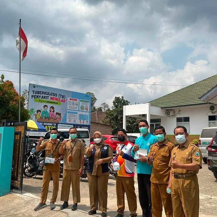 Peduli Kesehatan Warga, Puskesmas Merbau Mataram Bagikan 40 Box Masker Akibat Sebaran Abu Vulkanik Gunung Anak Krakatau